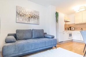 Smart TV - Nice 1BR+1LR Apt. w/ Balcony, 9-min to City Center (Vienna)