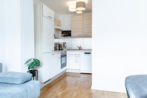 Jääkaappi, mikroaaltouuni, uuni, liesi