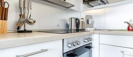 Réfrigérateur, four à micro-ondes, un four, surface de cuisson