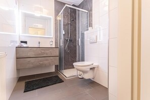 Een douche, een haardroger, handdoeken, zeep