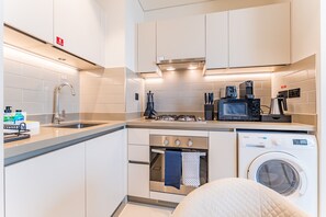 Kjøleskap, mikrobølgeovn, ovn og kokeplater