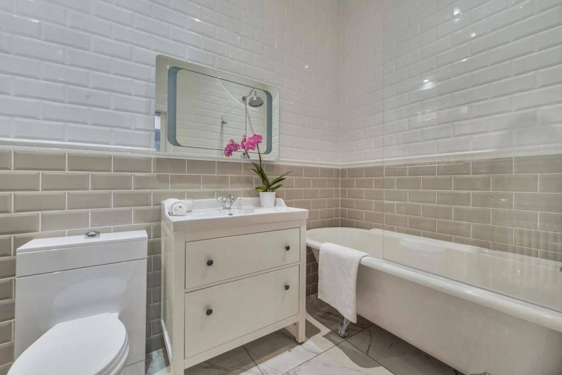 A bathroom with a toilet, sink, and bathtub.