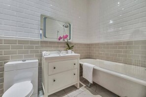 Baignoire et douche séparées, baignoire relaxante profonde
