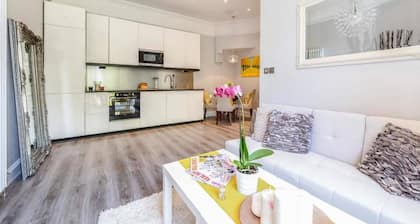 Elegant Ealing Apartment Retreat