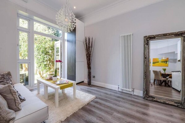 Living area - Elegant Ealing Apartment Retreat (Cape Town)