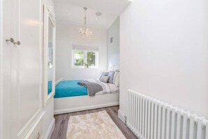 2 bedrooms, free WiFi, bed sheets - Elegant Ealing Apartment Retreat (Cape Town)