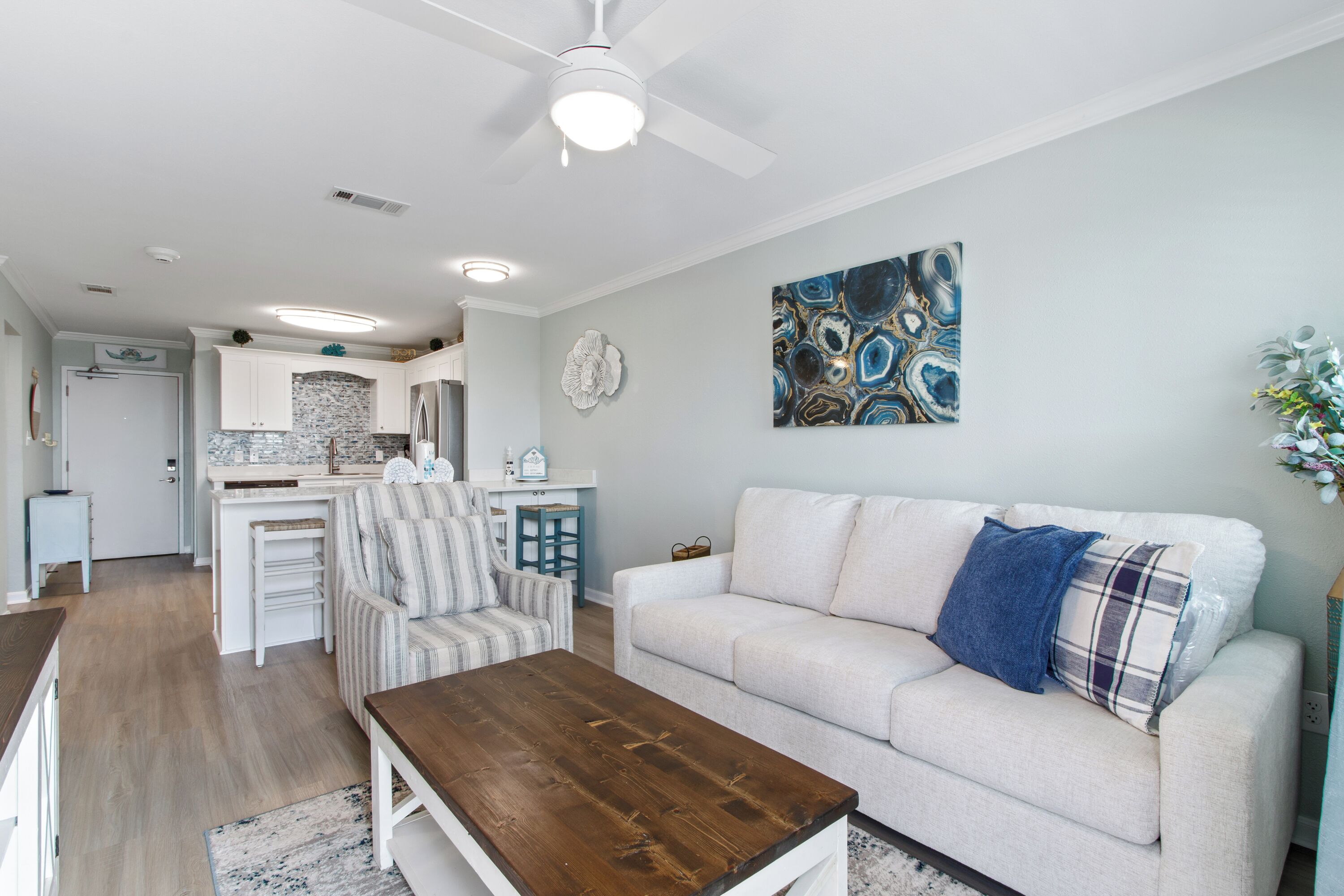 Condo com design assinado, 2 quartos, cozinha, vista para a praia | Sala de estar | Smart TV 55 polegadas com canais digitais