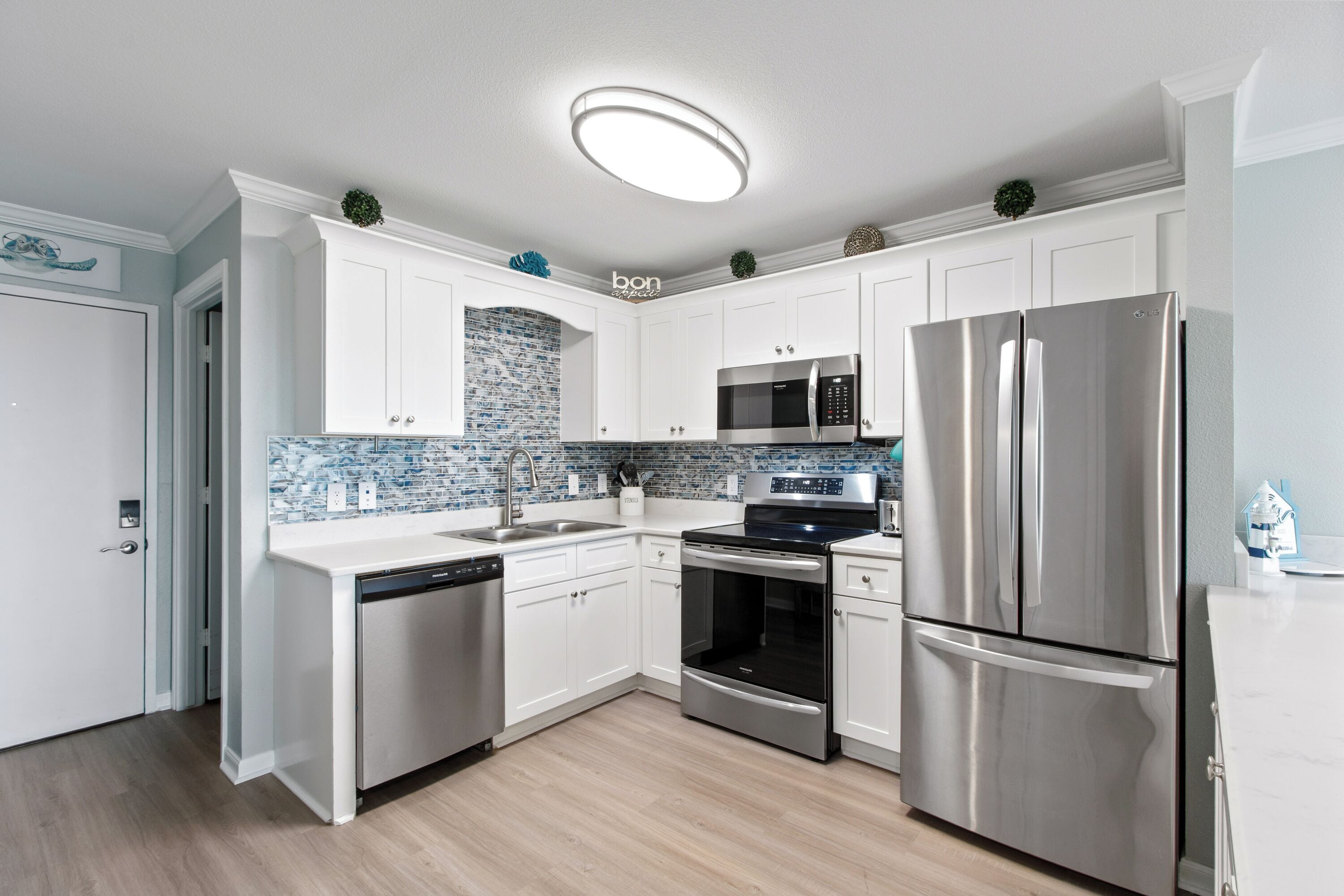 Condo Prestigio, 2 habitaciones, cocina, vista a la playa | Cocina privada | Refrigerador, microondas, horno y parrilla de estufa 