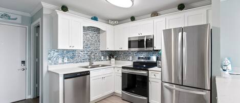 Leilighet – signature, 2 soverom, kjøkken, strandutsikt | Eget kjøkken | Kjøleskap, mikrobølgeovn, ovn og kokeplater