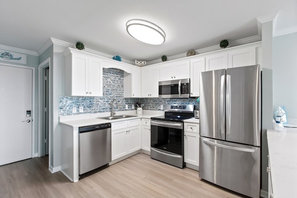 Signature Condo, 2 Bedrooms, Kitchen, Beach View | Dapur peribadi | Peti sejuk, ketuhar gelombang mikro, ketuhar, dapur