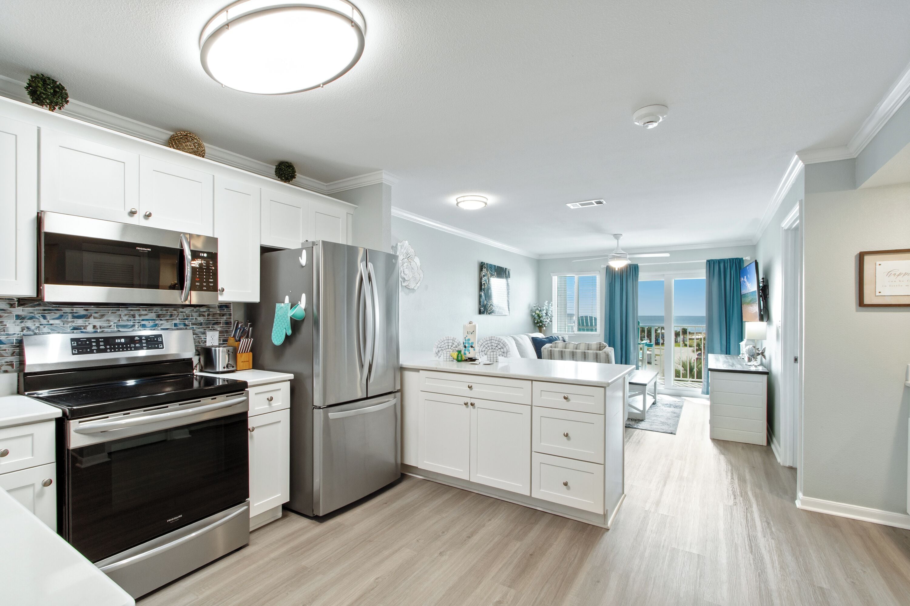 Signature-Apartment, 2 Schlafzimmer, Küche, Strandblick | Eigene Küche | Kühlschrank, Mikrowelle, Ofen, Herdplatte