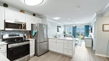Signature-Apartment, 2 Schlafzimmer, Küche, Strandblick | Eigene Küche | Kühlschrank, Mikrowelle, Ofen, Herdplatte