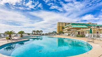 Indoor pool, 2 outdoor pools
