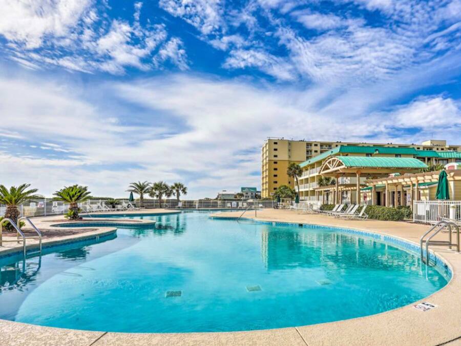 Una piscina techada, 2 piscinas al aire libre
