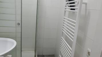 Haartrockner, Handtücher, Seife, Shampoo