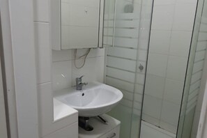 Haartrockner, Handtücher, Seife, Shampoo