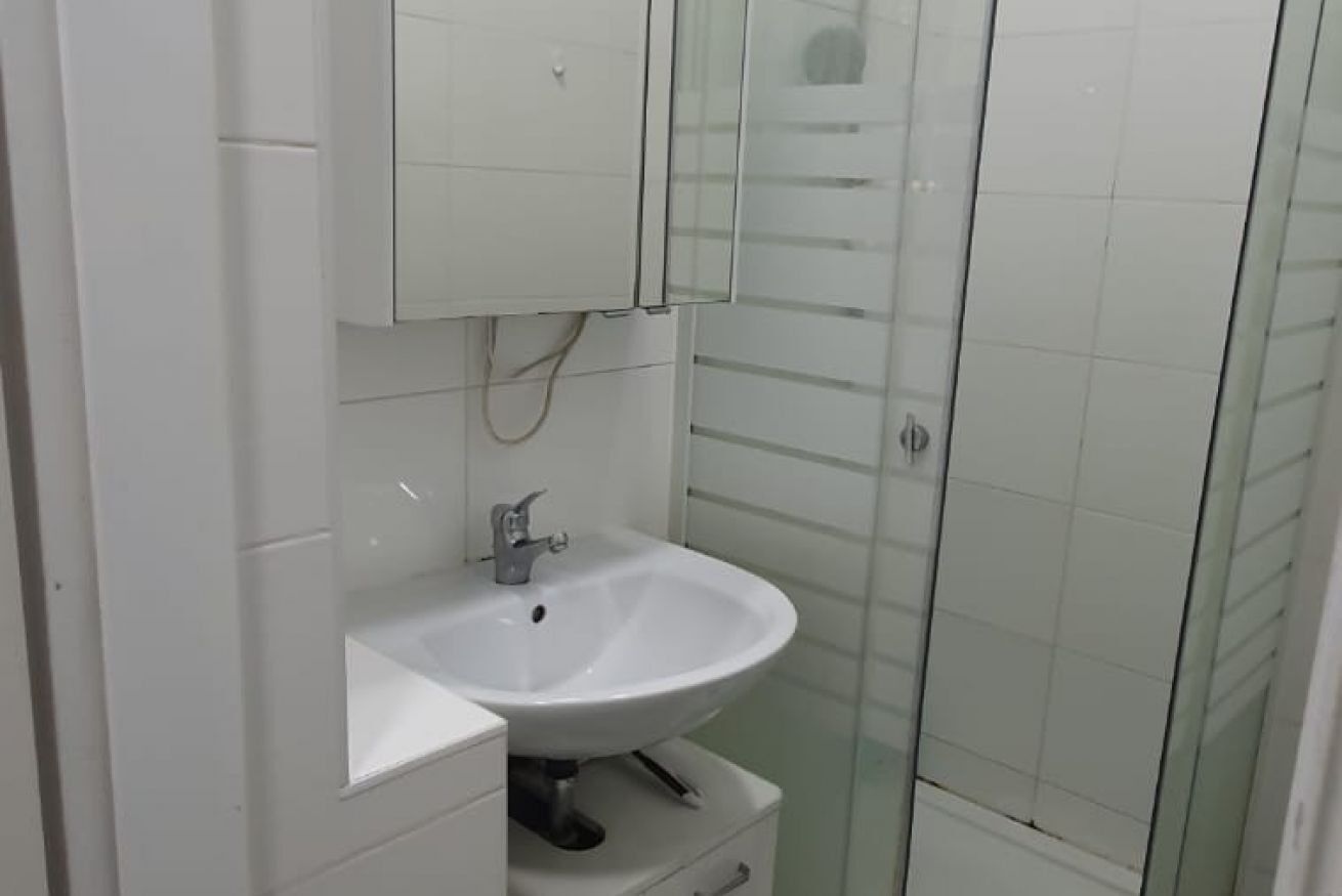 Douche, sèche-cheveux, serviettes fournies, savon