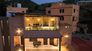 Un bâtiment à deux étages doté d’un balcon, d’un coin repas et d’un salon.