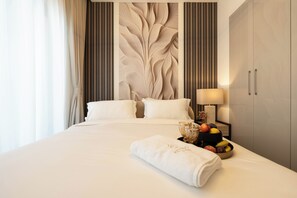 Premium bedding, memory-foam beds, in-room safe, blackout curtains - Premium 1BR Oasis - City Views & Pool (Dubai)