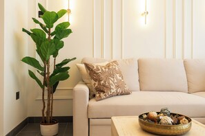 Deluxe appartement, uitzicht op de stad | Woonruimte | Een 150-inch smart-tv met satellietzenders, Netflix en streamingdiensten