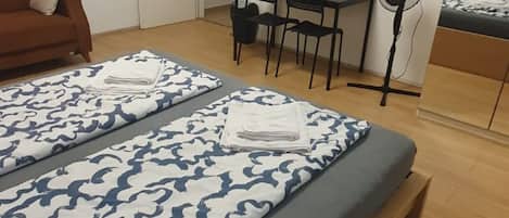 4 室のベッドルーム、アイロン / アイロン台、WiFi、ベッドシーツ