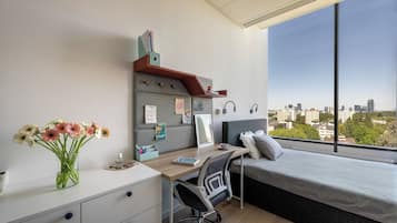 Doppelzimmer | Schreibtisch, laptopgeeigneter Arbeitsplatz, kostenloses WLAN