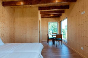 5 عدّة غرف نوم ومكواة/لوح كي وخدمة الإنترنت وملاءات أسرّة