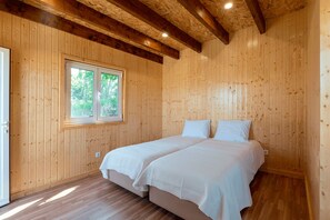 5 bedrooms, iron/ironing board, internet, bed sheets