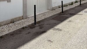 Un bâtiment à la façade blanche, doté d’une grande entrée en arc de cercle et de nombreuses fenêtres.