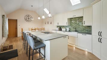 Studio | 3 phòng ngủ, bàn