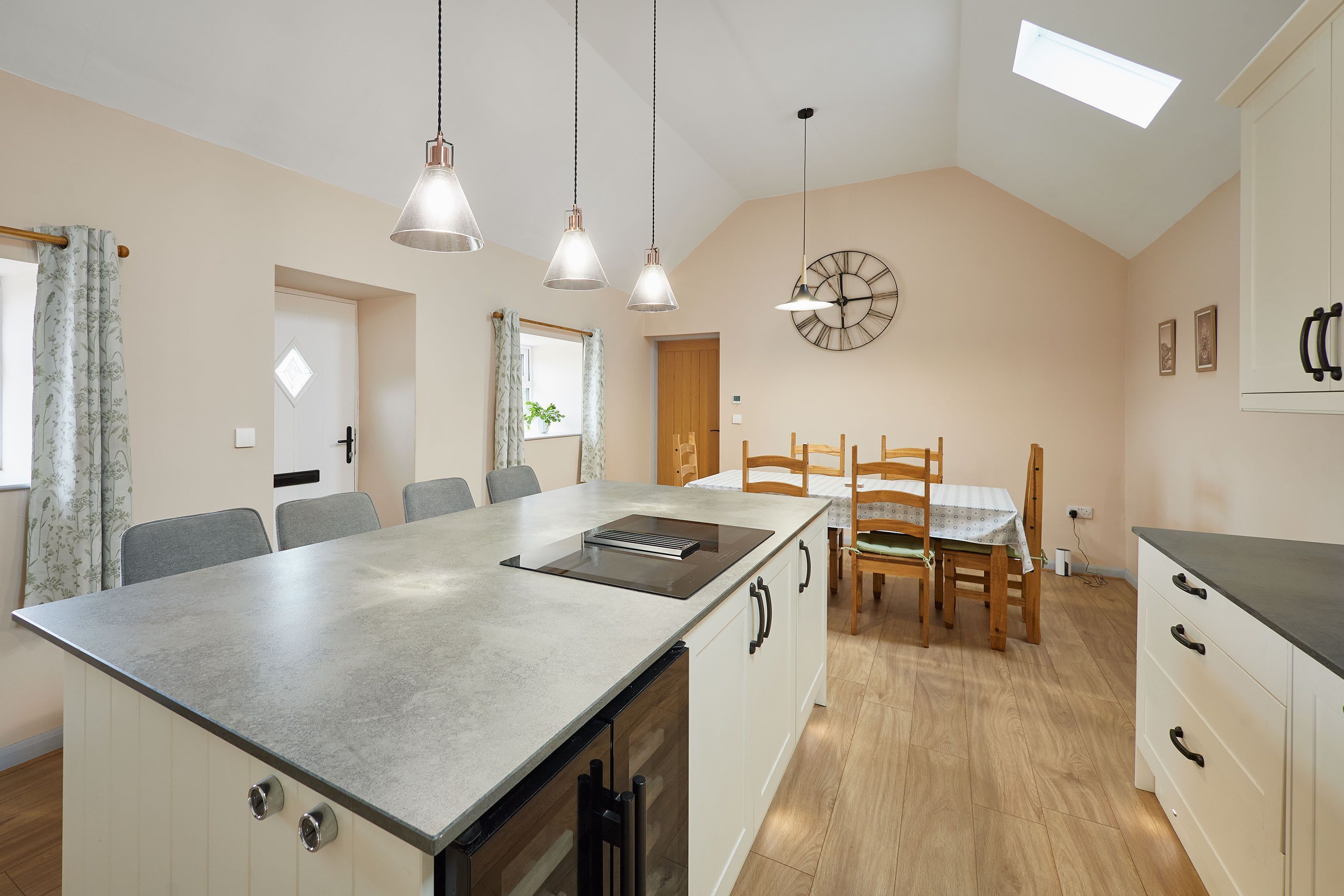 Studio | 3 phòng ngủ, bàn 