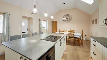 Studio | 3 phòng ngủ, bàn