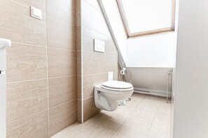 Een douche, een haardroger, handdoeken, zeep