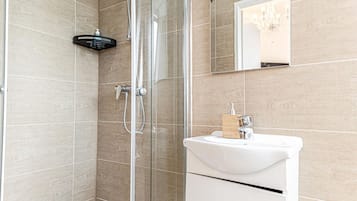Dusche, Haartrockner, Handtücher, Seife