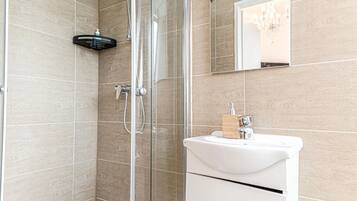 Dusche, Haartrockner, Handtücher, Seife