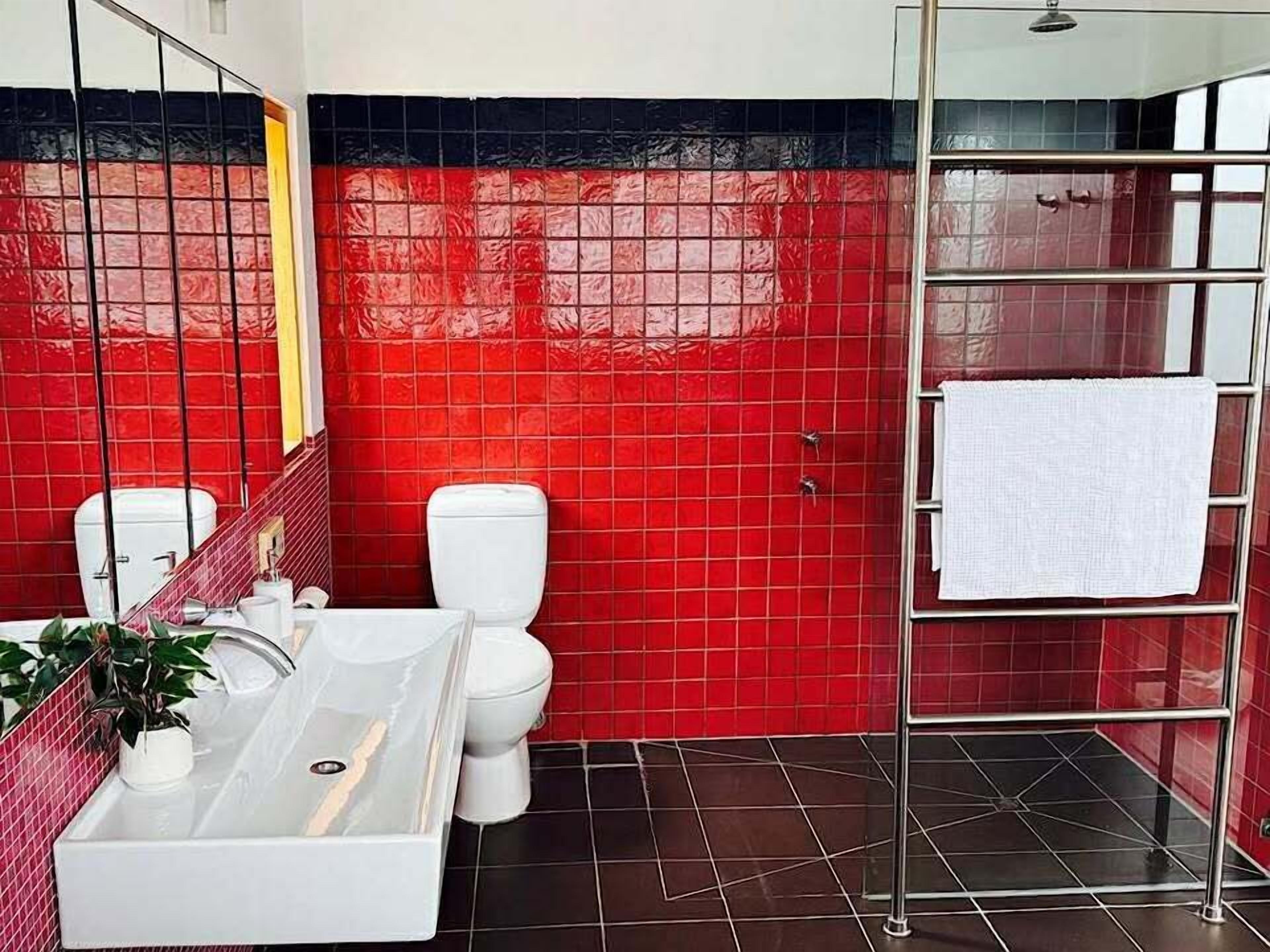 Een douche, een haardroger, handdoeken