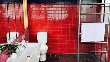 Een douche, een haardroger, handdoeken