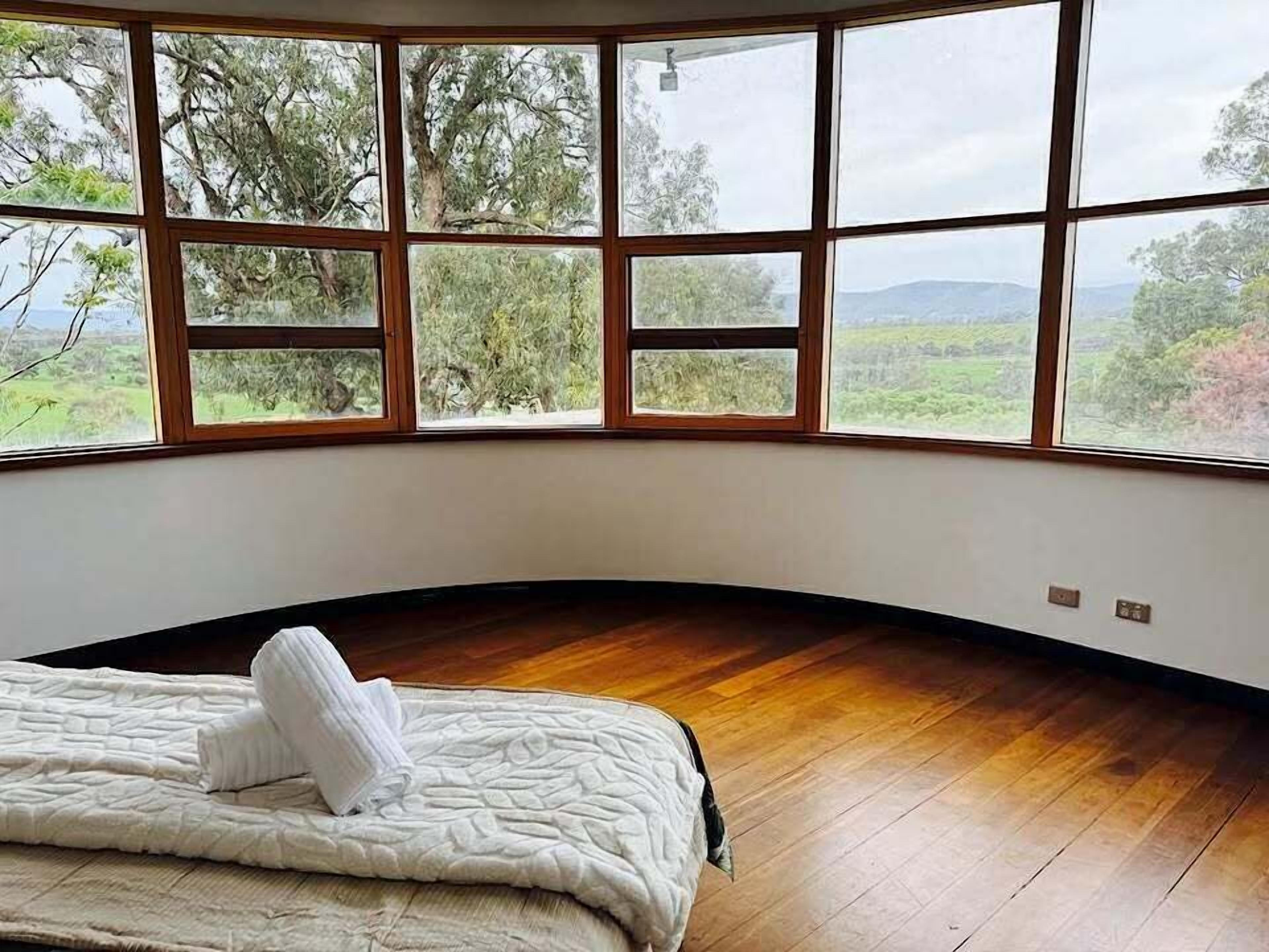 6 bedrooms, iron/ironing board, internet, bed sheets