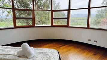 6 bedrooms, iron/ironing board, Internet, bed sheets