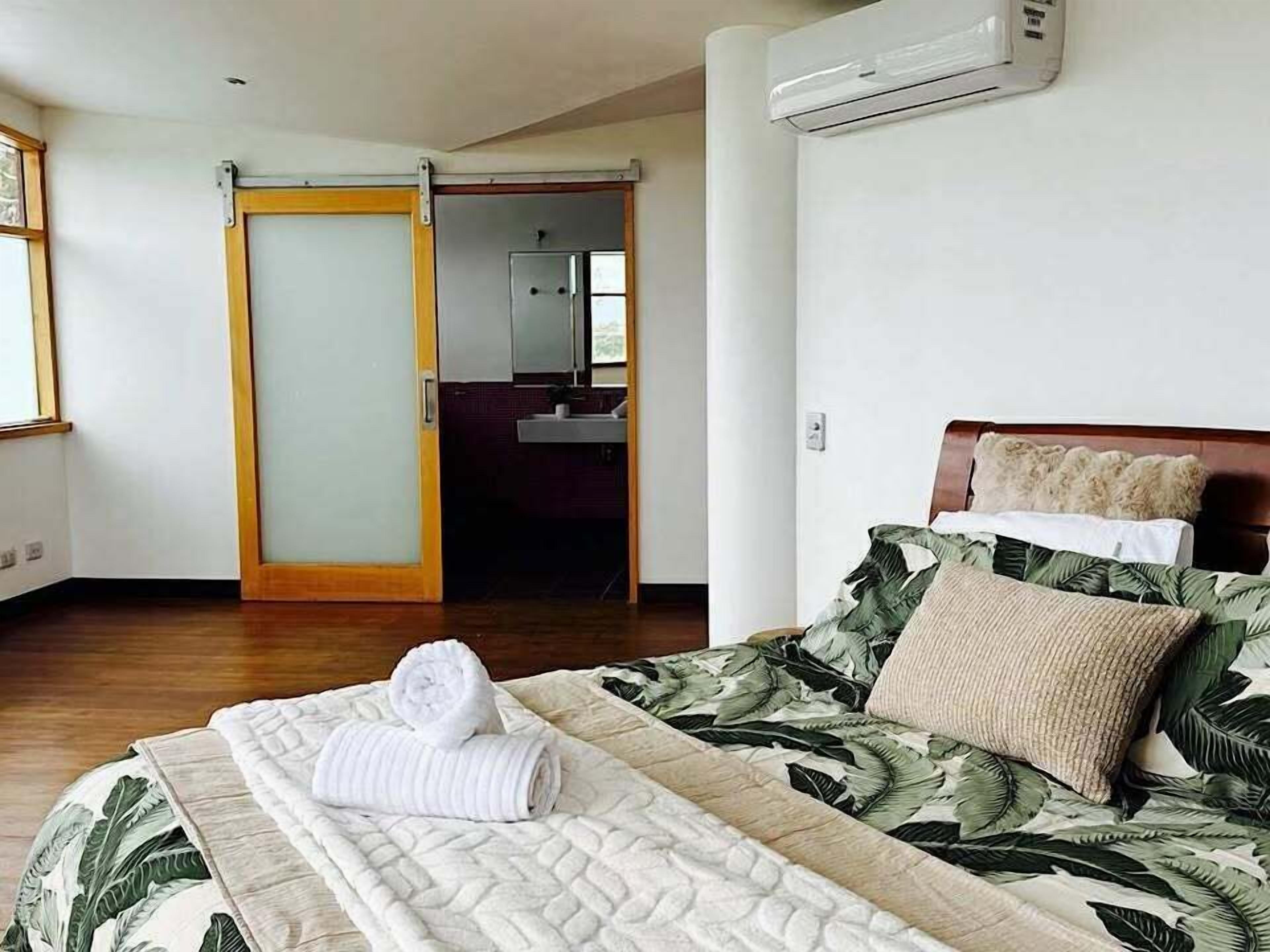 6 slaapkamers, een strijkplank/strijkijzer, internet, beddengoed