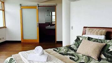 6 slaapkamers, een strijkplank/strijkijzer, internet, beddengoed