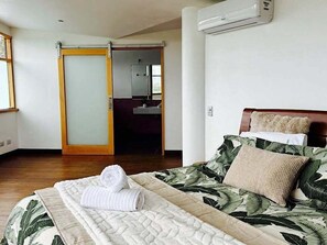 6 bedrooms, iron/ironing board, Internet, bed sheets