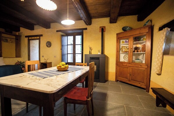 Unclassified image, 1 of 11, button - Cozy stone cottage with outdoor hot tub (Filicaia)
