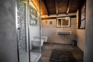 Dusche, Haartrockner, Bidet, Handtücher