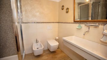 Dusche, Haartrockner, Bidet, Handtücher
