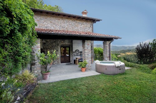 Cozy stone cottage with outdoor hot tub
