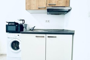 Réfrigérateur, micro-ondes, four, plaque de cuisson