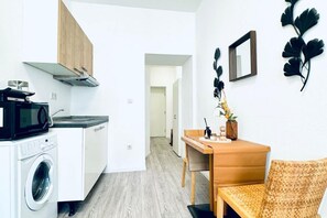 Fridge, microwave, oven, stovetop - Comfortable and Affordable Palace Studio (Vienna)