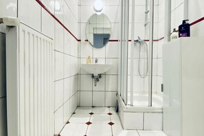 Shower, hair dryer, towels, soap - Spacious 2BR Apart – 7 Min from Westbahnhof (Vienna)