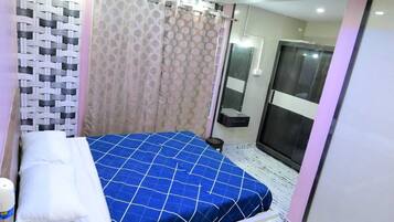 Deluxe Villa, Lake View | Laptop workspace, blackout curtains, free WiFi